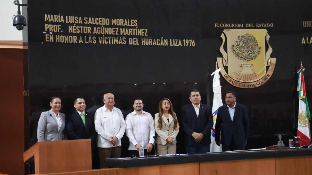 Devela Gobernador letras en memoria de las víctimas del huracán Liza, a 50 años de su paso por BCS