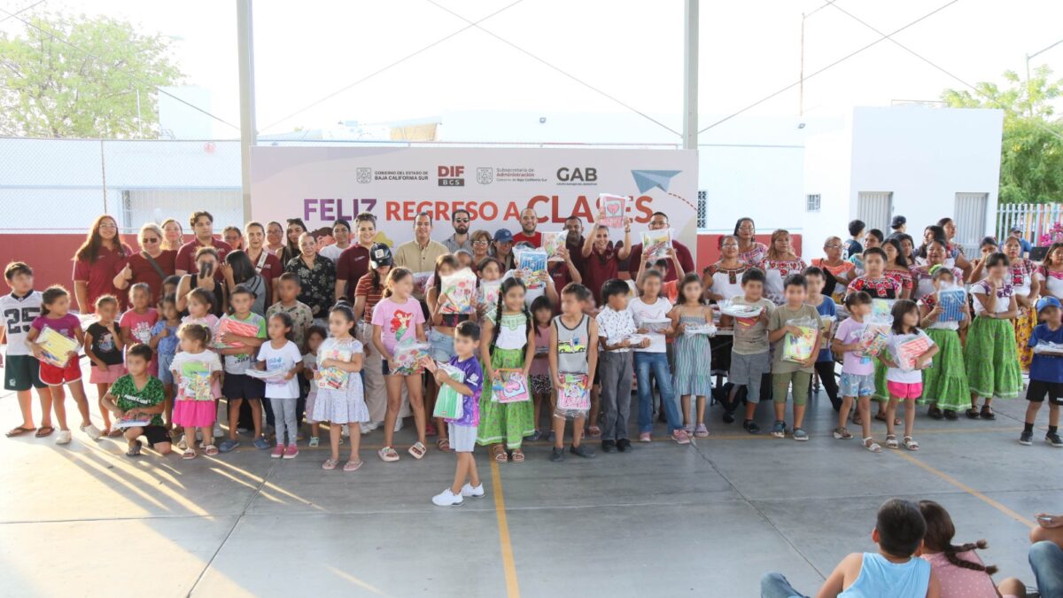 Entrega Grupo de Amigos para el Bienestar 200 paquetes de útiles escolares en La Paz