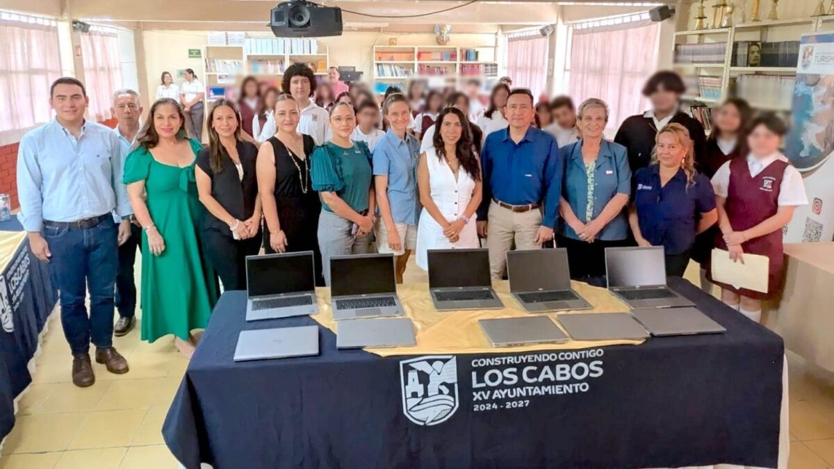 Fortalecen educación bilingüe con la donación de 52 laptops en Cabo San Lucas