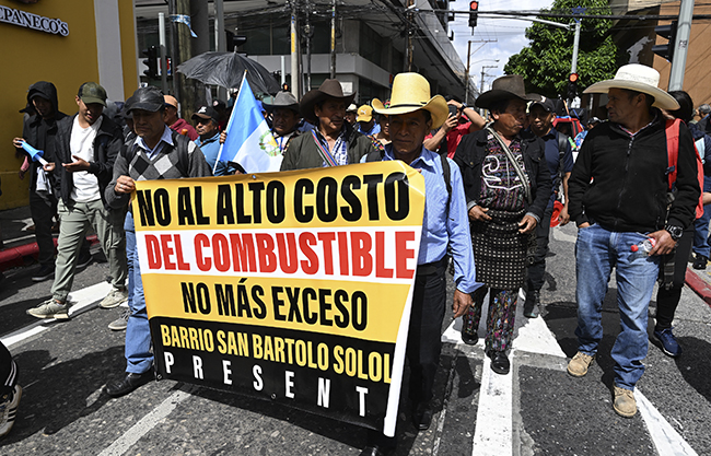 Guatemala exonera impuestos a combustible tras protestas por alza de los precios