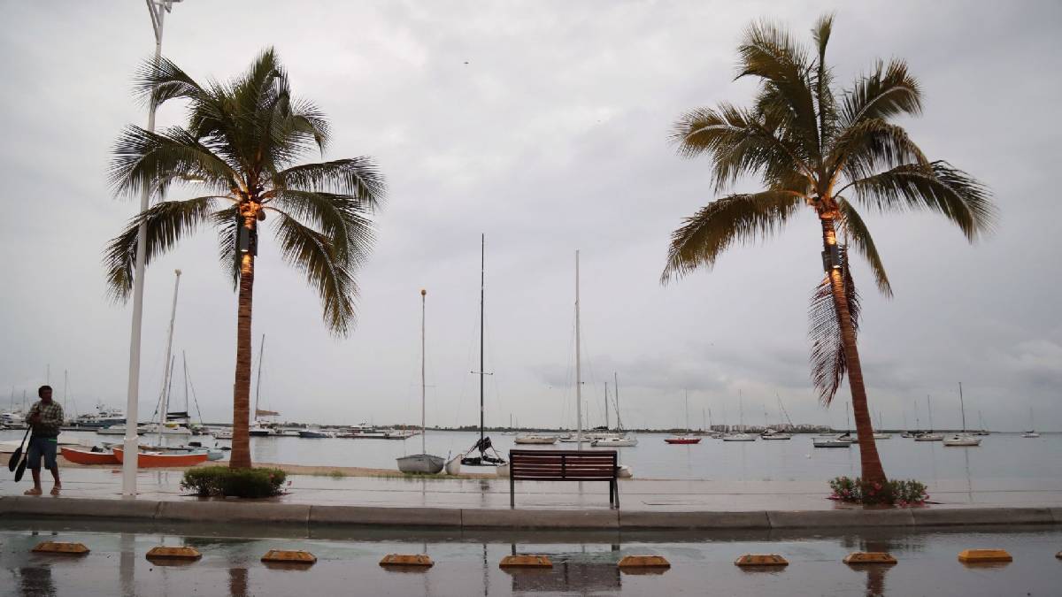 Huracán Polo se acerca a Baja California Sur; Embajada de EU emite alerta meteorológica para ciudadanos estadounidenses