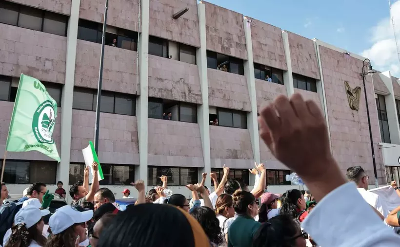 Disidentes rechazan incremento salarial de 8% en el IMSS