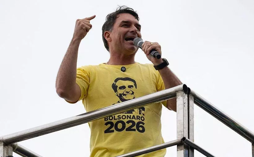 Brasil prohíbe a Flávio Bolsonaro dejar el país y le exige su pasaporte
