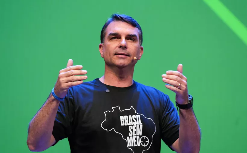 Flávio Bolsonaro se declara “verdadero presidente” de Brasil… desde EU