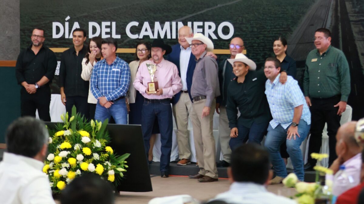 Conmemora Víctor Castro el Día del Caminero junto al personal de la JEC