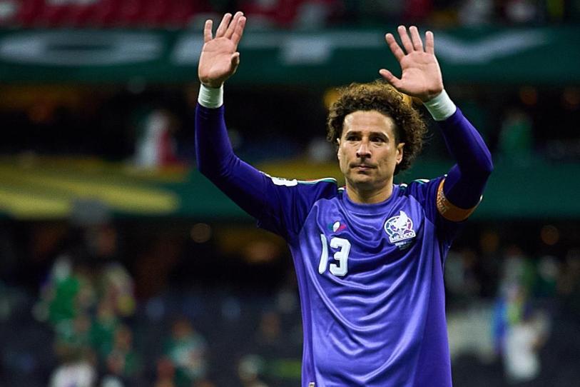¡Con todo y fuego olímpico! Memo Ochoa recibe emotivo homenaje en Los Ángeles
