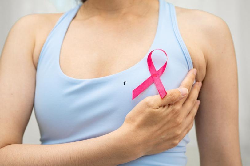¿Piel de naranja en el seno? La señal que podría alertar sobre un cáncer de mama poco conocido