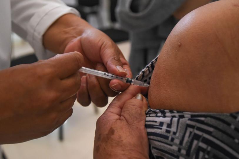 ¿Influenza y COVID en una sola visita? Qué le pasa a tu cuerpo si te pones varias vacunas el mismo día