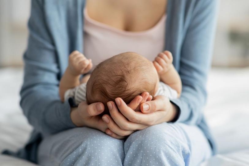 ¿Tu bebé siempre mira hacia el mismo lado? Esta señal podría indicar tortícolis congénita