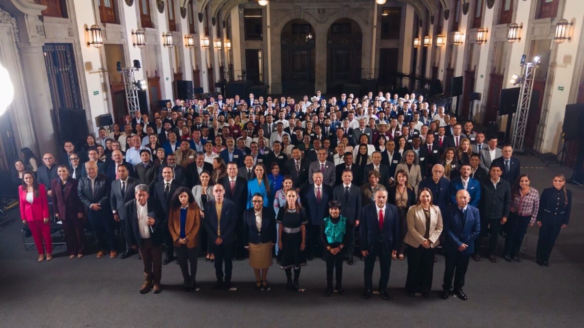 Participa Víctor Castro en reunión nacional; acuerdan agilizar trámites de vivienda y fortalecer IMSS-Bienestar en BCS