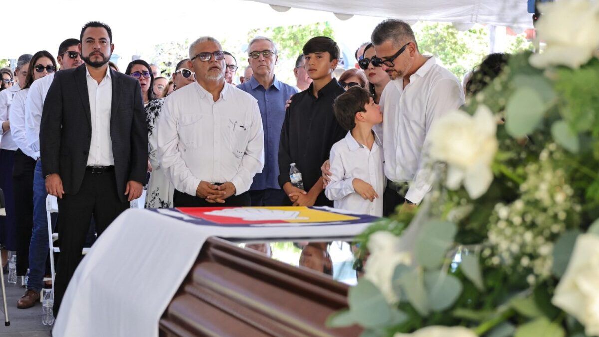 Rinde XV Ayuntamiento de Los Cabos homenaje póstumo a Rigoberto Arce Martínez